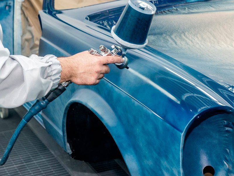 Mecánico de Talleres Mario puliendo y encerando la chapa de un coche