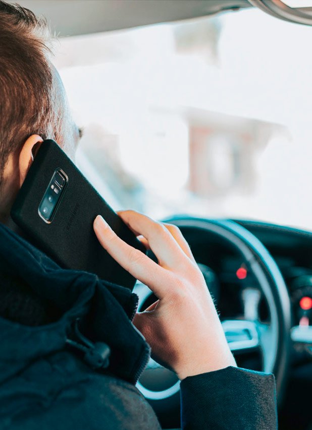 Hombre dentro del coche pidiendo cita por teléfono a Talleres Mario